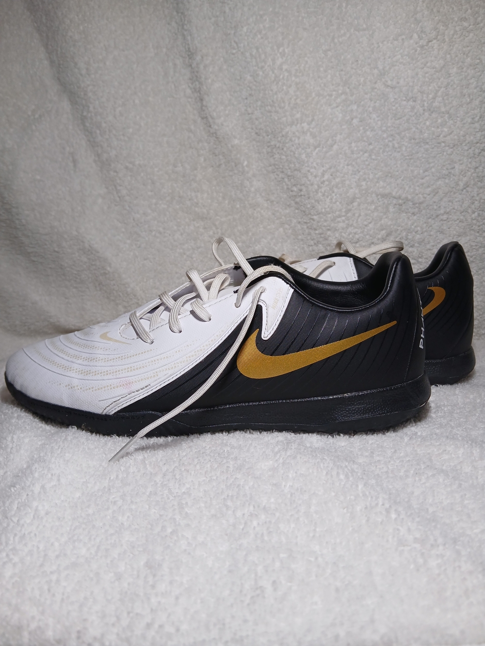 Nike Womens Phantom GX II Academy IC Indoor Soccer Shoe.